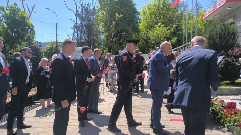 В Симферополе возложили цветы у памятника Сергею Беспалову В Симферополе возложили цветы у памятника Сергею Беспалову