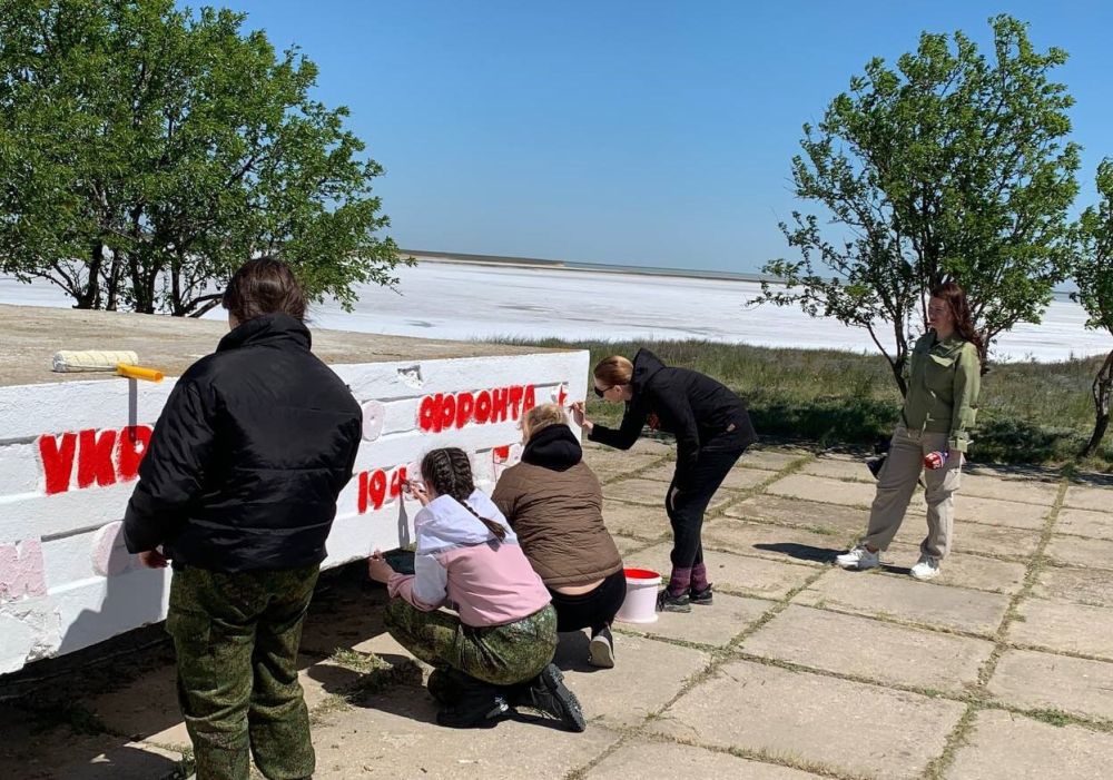 Крымские спасатели привели в порядок мемориальный комплекс в труднодоступном месте Крымские спасатели привели в порядок мемориальный комплекс в труднодоступном месте