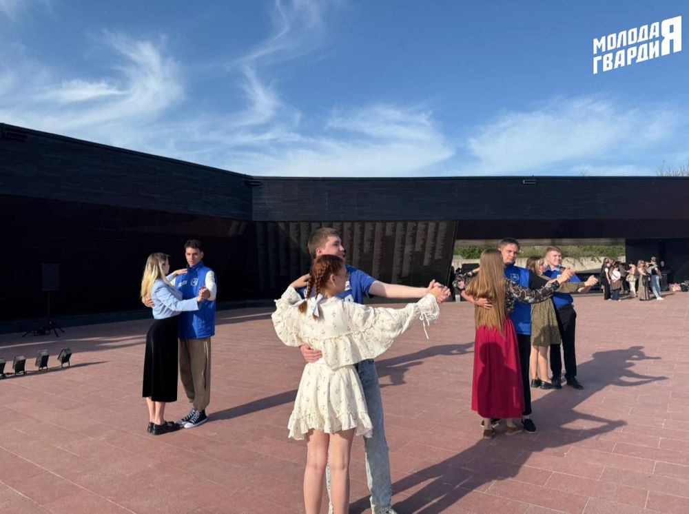 В преддверии 80-летия Великой Победы молодогвардейцы Крыма станцевали «Вальс Победы» В преддверии 80-летия Великой Победы молодогвардейцы Крыма станцевали «Вальс Победы»