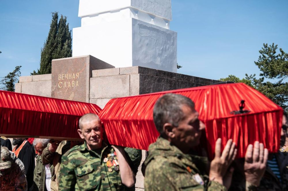 В Севастополе перезахоронили останки советских бойцов, отдавших жизни за город В Севастополе перезахоронили останки советских бойцов, отдавших жизни за город