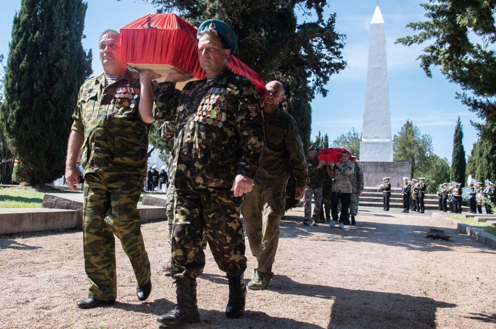 В Севастополе перезахоронили останки советских бойцов, отдавших жизни за город В Севастополе перезахоронили останки советских бойцов, отдавших жизни за город