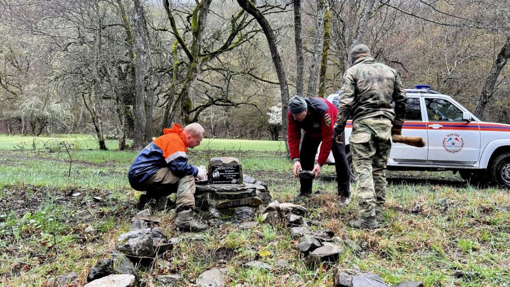 Крымские спасатели привели в порядок 59 памятных мест Крымские спасатели привели в порядок 59 памятных мест