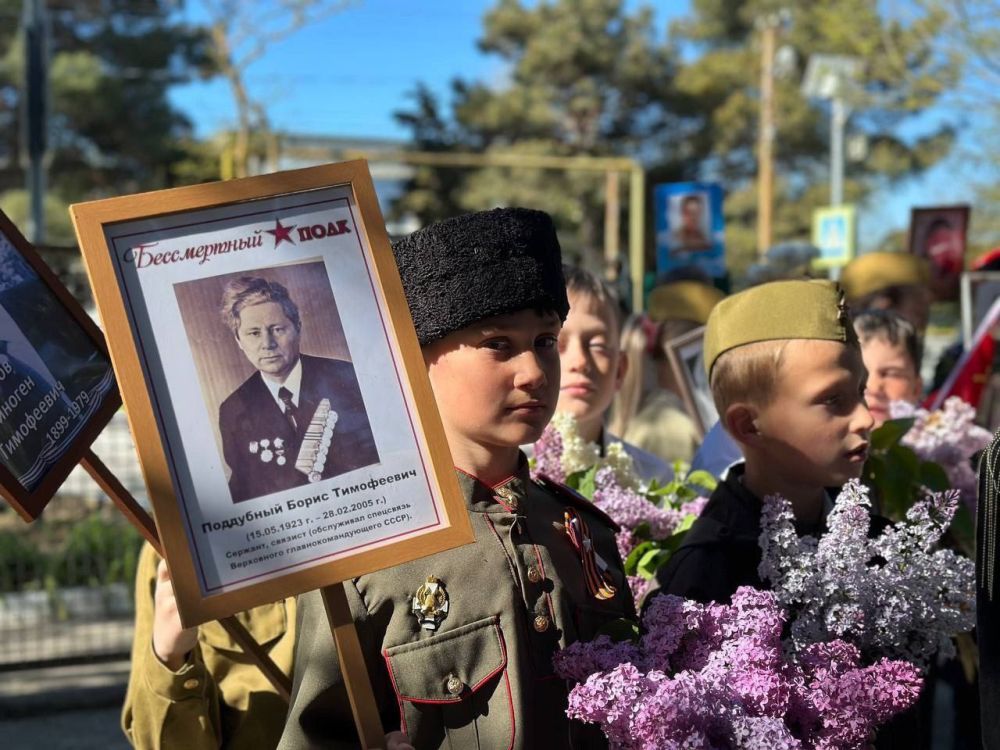 НАШ БЕССМЕРТНЫЙ ПОЛК!. В этом году акция «Бессмертный полк: Герои рядом с нами» вновь объединяет сердца миллионов! По всей России люди вышли на улицы, чтобы почтить память своих предков – участников Великой Отечественной... НАШ БЕССМЕРТНЫЙ ПОЛК!. В этом году акция «Бессмертный полк: Герои рядом с нами» вновь объединяет сердца миллионов! По всей России люди вышли на улицы, чтобы почтить память своих предков – участников Великой Отечественной...