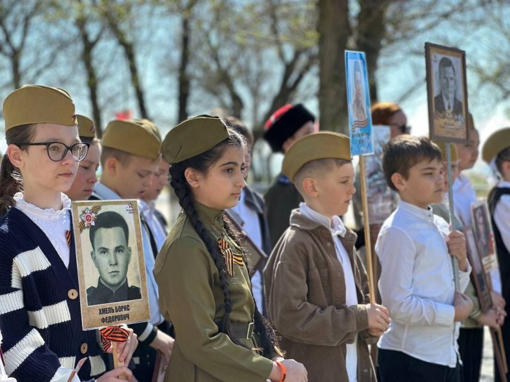НАШ БЕССМЕРТНЫЙ ПОЛК!. В этом году акция «Бессмертный полк: Герои рядом с нами» вновь объединяет сердца миллионов! По всей России люди вышли на улицы, чтобы почтить память своих предков – участников Великой Отечественной... НАШ БЕССМЕРТНЫЙ ПОЛК!. В этом году акция «Бессмертный полк: Герои рядом с нами» вновь объединяет сердца миллионов! По всей России люди вышли на улицы, чтобы почтить память своих предков – участников Великой Отечественной...