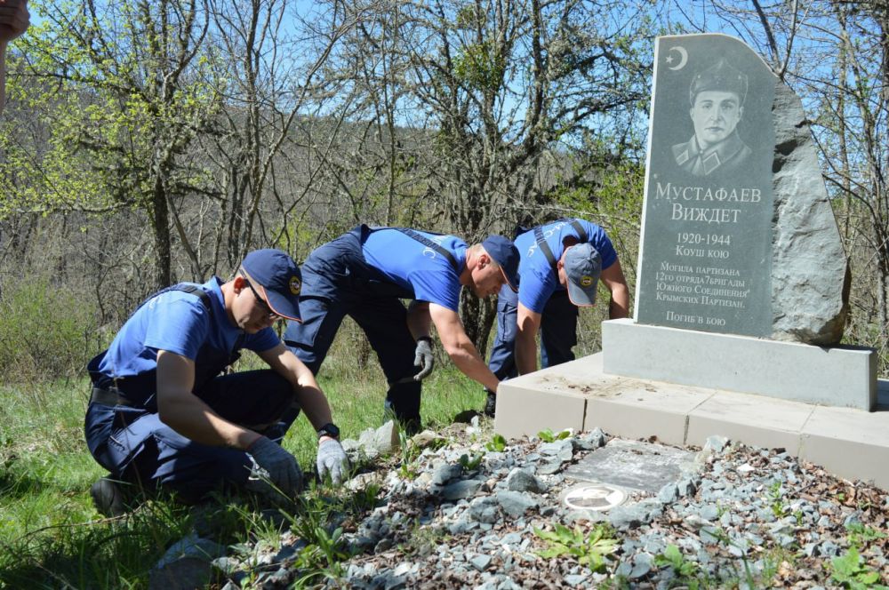 59 памятных мест привели в порядок в преддверии Дня Победы сотрудники МЧС Республики Крым 59 памятных мест привели в порядок в преддверии Дня Победы сотрудники МЧС Республики Крым