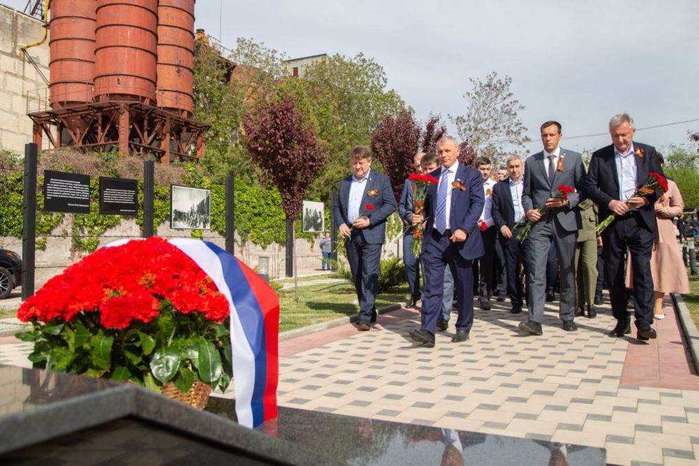 В Крыму почтили память жертв фашизма В Крыму почтили память жертв фашизма