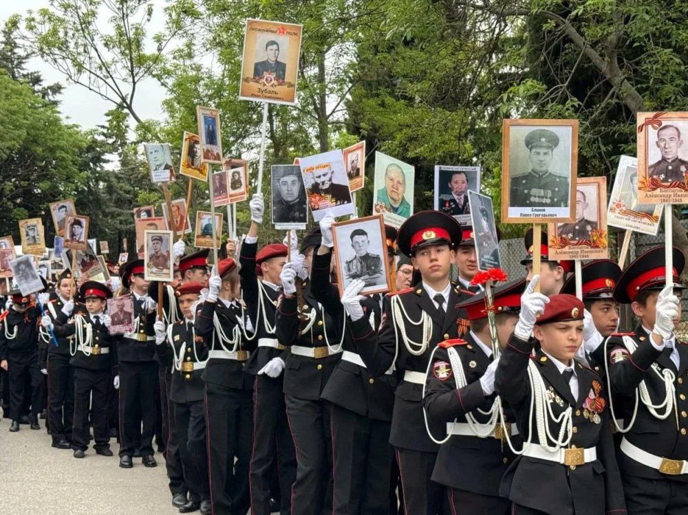 НАШ БЕССМЕРТНЫЙ ПОЛК!. В этом году акция «Бессмертный полк: Герои рядом с нами» вновь объединяет сердца миллионов! По всей России люди вышли на улицы, чтобы почтить память своих предков – участников Великой Отечественной... НАШ БЕССМЕРТНЫЙ ПОЛК!. В этом году акция «Бессмертный полк: Герои рядом с нами» вновь объединяет сердца миллионов! По всей России люди вышли на улицы, чтобы почтить память своих предков – участников Великой Отечественной...