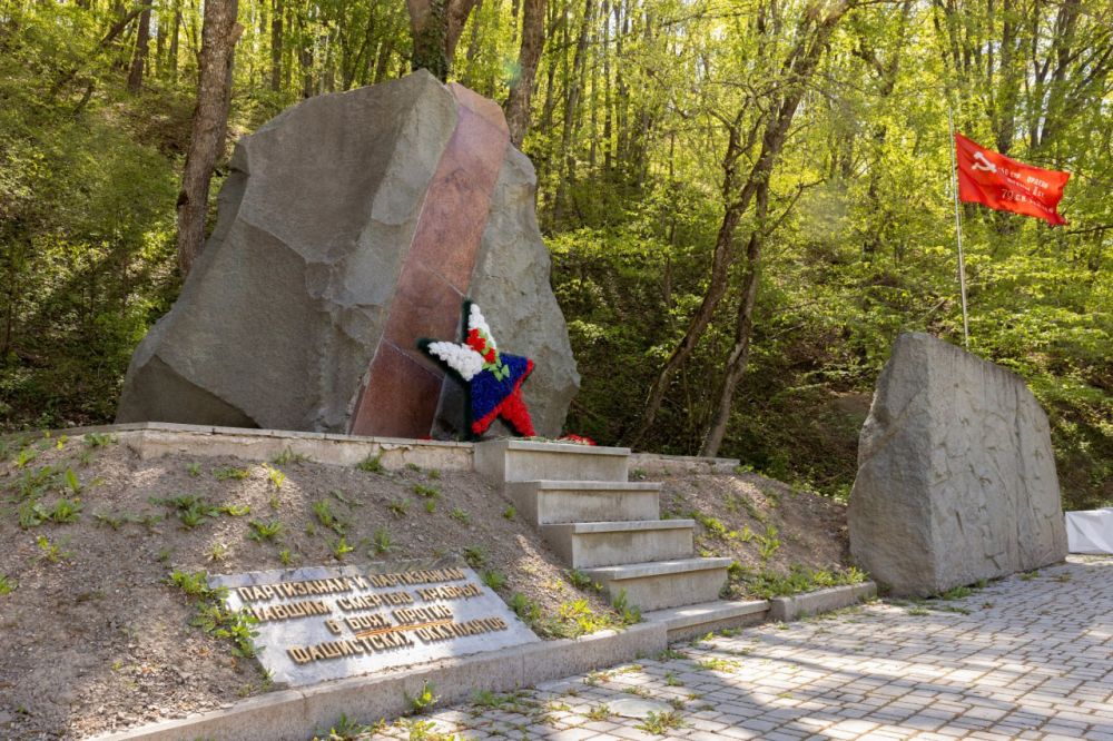 В Крыму находится более 900 памятников и мемориалов, посвящённых Великой Отечественной войне В Крыму находится более 900 памятников и мемориалов, посвящённых Великой Отечественной войне