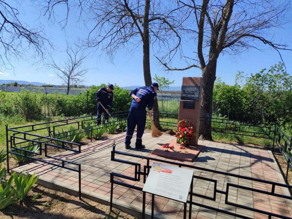 Крымские спасатели привели в порядок 59 памятных мест Крымские спасатели привели в порядок 59 памятных мест