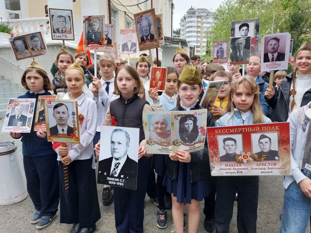 НАШ БЕССМЕРТНЫЙ ПОЛК!. В этом году акция «Бессмертный полк: Герои рядом с нами» вновь объединяет сердца миллионов! По всей России люди вышли на улицы, чтобы почтить память своих предков – участников Великой Отечественной... НАШ БЕССМЕРТНЫЙ ПОЛК!. В этом году акция «Бессмертный полк: Герои рядом с нами» вновь объединяет сердца миллионов! По всей России люди вышли на улицы, чтобы почтить память своих предков – участников Великой Отечественной...