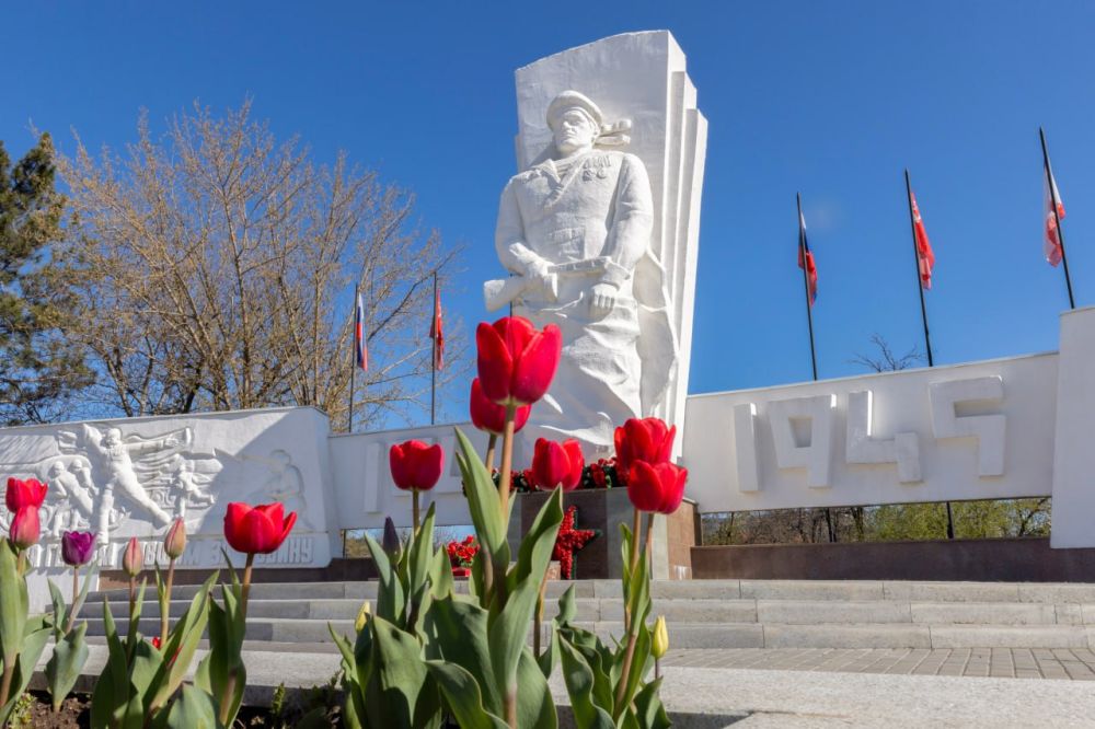 В Крыму находится более 900 памятников и мемориалов, посвящённых Великой Отечественной войне В Крыму находится более 900 памятников и мемориалов, посвящённых Великой Отечественной войне