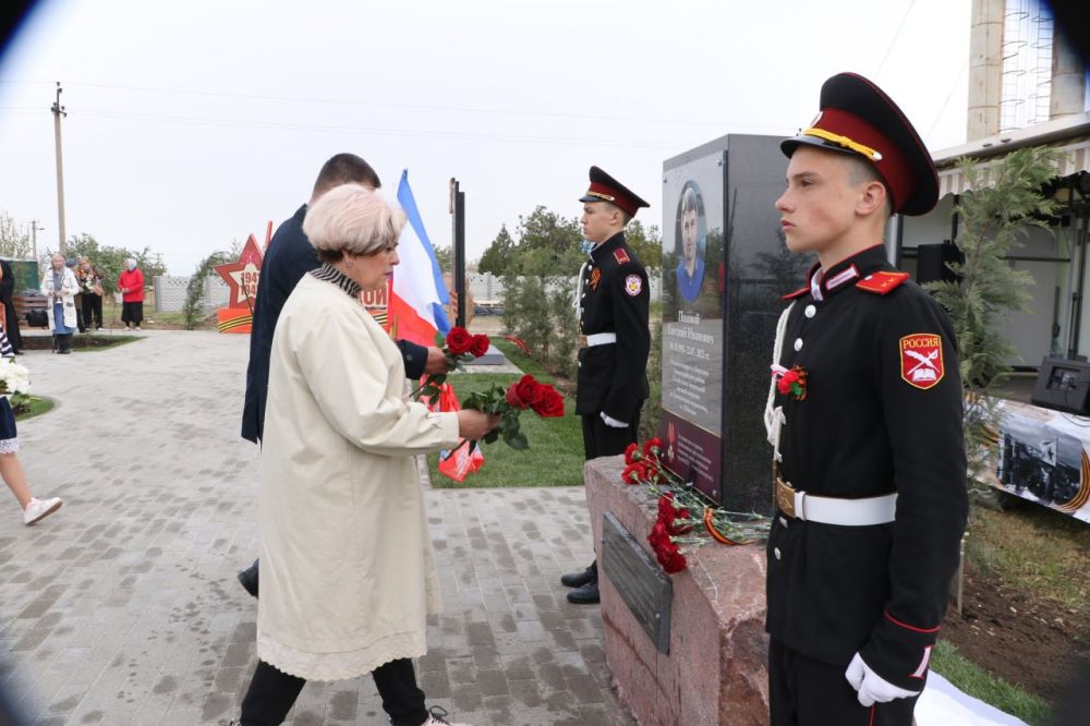 Анжелика Ястребова: Право открыть мемориальный знак было предоставлено главе Песчановского сельского поселения Елене Кузнецовой и матери погибшего участника спецоперации Марии Михайловне Половой Анжелика Ястребова: Право открыть мемориальный знак было предоставлено главе Песчановского сельского поселения Елене Кузнецовой и матери погибшего участника спецоперации Марии Михайловне Половой
