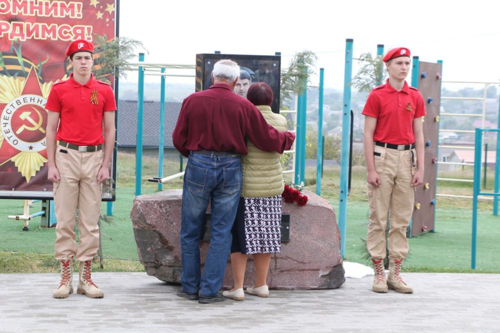 Анжелика Ястребова: Право открыть мемориальный знак было предоставлено главе Песчановского сельского поселения Елене Кузнецовой и матери погибшего участника спецоперации Марии Михайловне Половой Анжелика Ястребова: Право открыть мемориальный знак было предоставлено главе Песчановского сельского поселения Елене Кузнецовой и матери погибшего участника спецоперации Марии Михайловне Половой