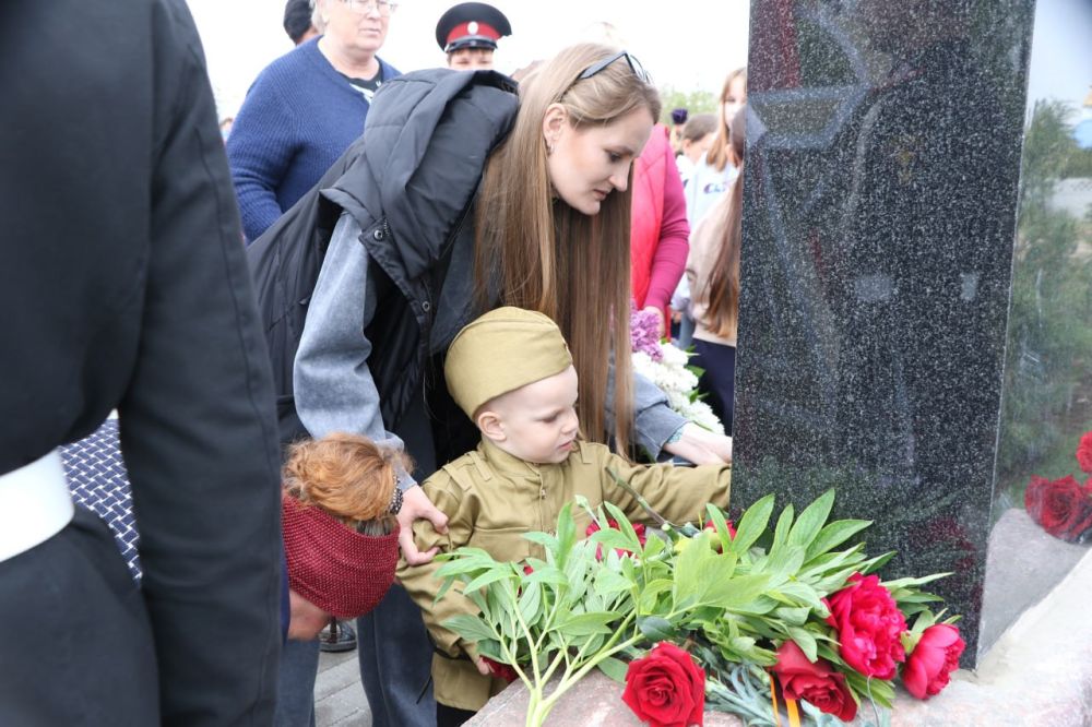 Анжелика Ястребова: Право открыть мемориальный знак было предоставлено главе Песчановского сельского поселения Елене Кузнецовой и матери погибшего участника спецоперации Марии Михайловне Половой Анжелика Ястребова: Право открыть мемориальный знак было предоставлено главе Песчановского сельского поселения Елене Кузнецовой и матери погибшего участника спецоперации Марии Михайловне Половой
