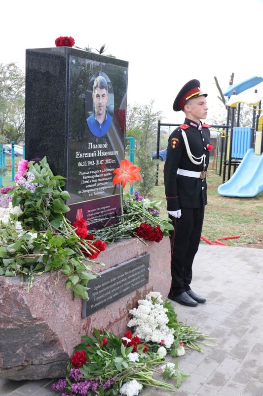 Анжелика Ястребова: Право открыть мемориальный знак было предоставлено главе Песчановского сельского поселения Елене Кузнецовой и матери погибшего участника спецоперации Марии Михайловне Половой Анжелика Ястребова: Право открыть мемориальный знак было предоставлено главе Песчановского сельского поселения Елене Кузнецовой и матери погибшего участника спецоперации Марии Михайловне Половой