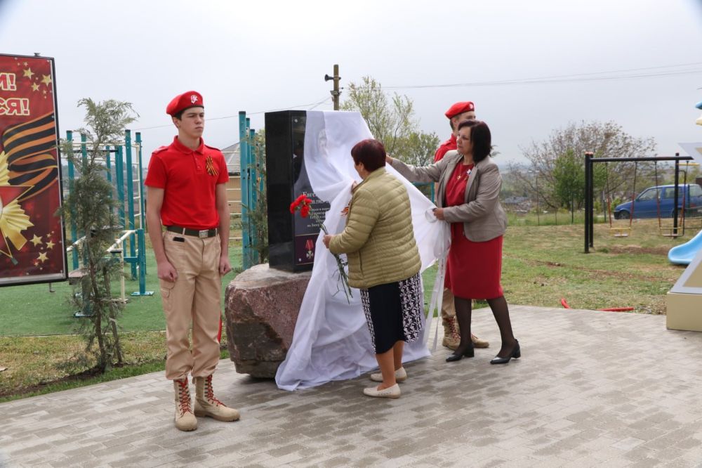 Анжелика Ястребова: Право открыть мемориальный знак было предоставлено главе Песчановского сельского поселения Елене Кузнецовой и матери погибшего участника спецоперации Марии Михайловне Половой