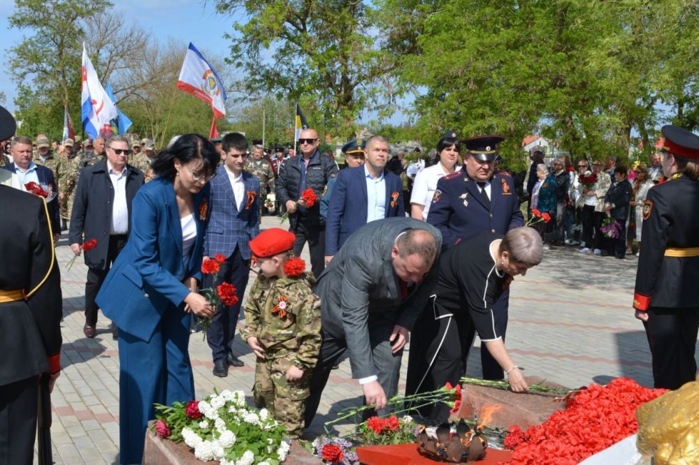 Денис Олейник: Празднование 80-летия Победы в Великой Отечественной войне в поселке Раздольное продолжилось около Обелиска Славы Денис Олейник: Празднование 80-летия Победы в Великой Отечественной войне в поселке Раздольное продолжилось около Обелиска Славы