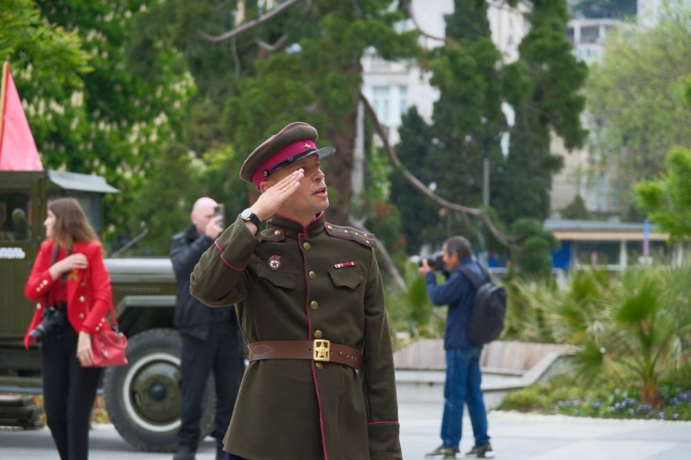 Над площадью Советской подняли копию Знамени Победы! Над площадью Советской подняли копию Знамени Победы!