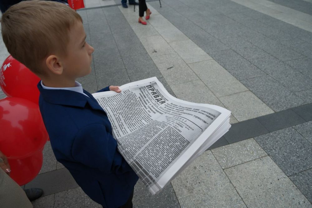 Над площадью Советской подняли копию Знамени Победы! Над площадью Советской подняли копию Знамени Победы!