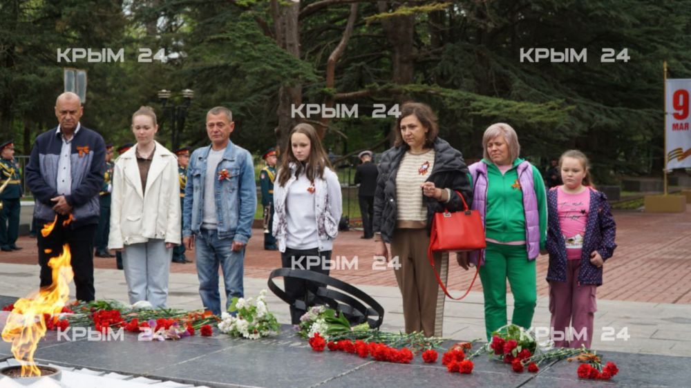 В Симферополе люди с портретами своих ветеранов приходят к Вечному огню В Симферополе люди с портретами своих ветеранов приходят к Вечному огню