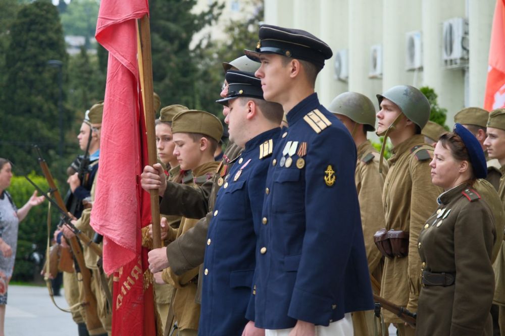 Над площадью Советской подняли копию Знамени Победы! Над площадью Советской подняли копию Знамени Победы!