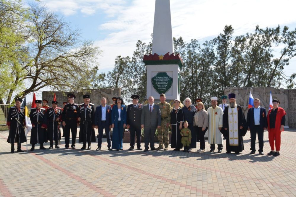 Денис Олейник: Празднование 80-летия Победы в Великой Отечественной войне в поселке Раздольное продолжилось около Обелиска Славы Денис Олейник: Празднование 80-летия Победы в Великой Отечественной войне в поселке Раздольное продолжилось около Обелиска Славы