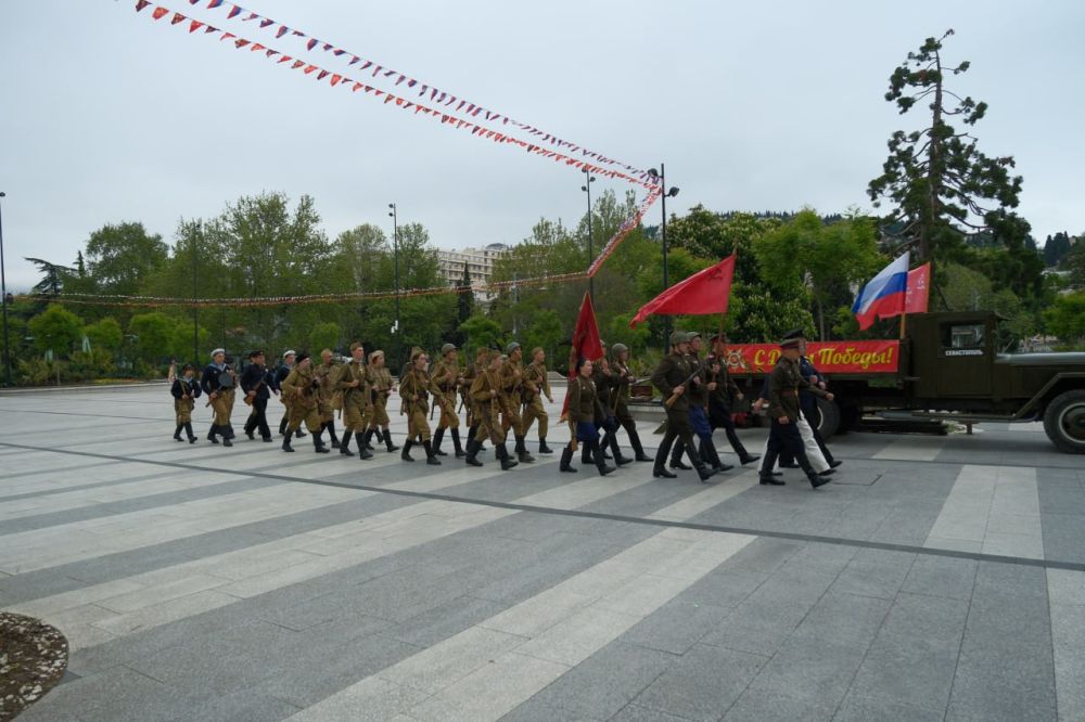 Над площадью Советской подняли копию Знамени Победы! Над площадью Советской подняли копию Знамени Победы!