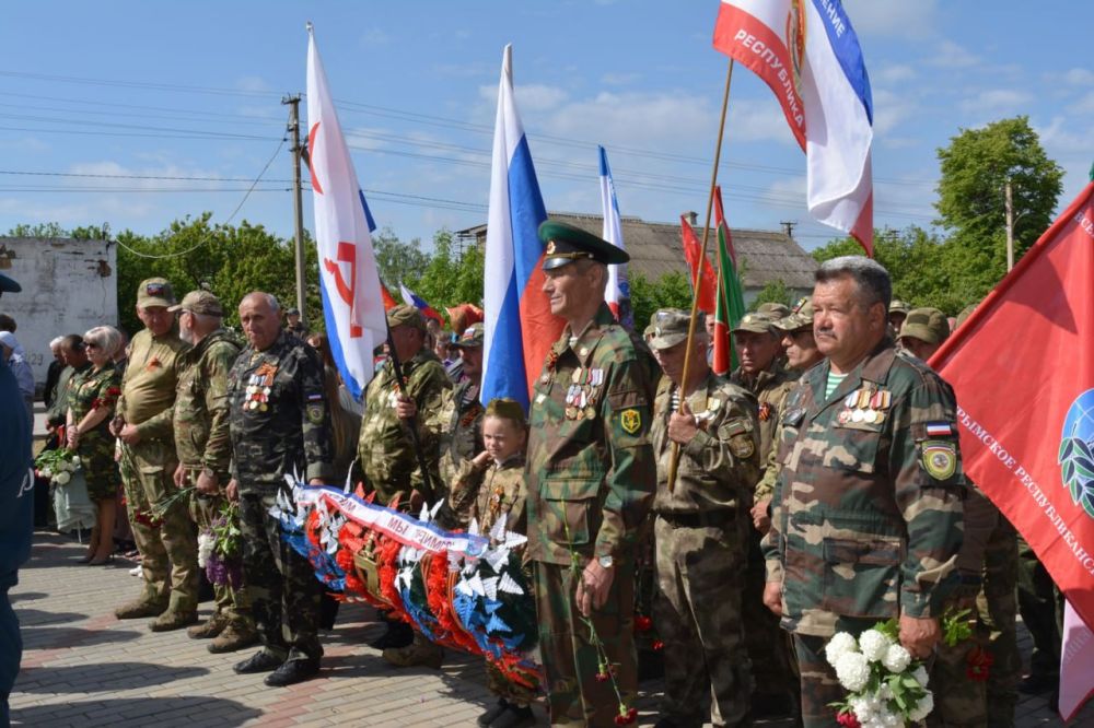 Денис Олейник: Празднование 80-летия Победы в Великой Отечественной войне в поселке Раздольное продолжилось около Обелиска Славы Денис Олейник: Празднование 80-летия Победы в Великой Отечественной войне в поселке Раздольное продолжилось около Обелиска Славы