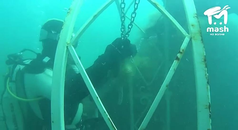 Под водой в Судаке установили колокол в память о погибших моряках и десантниках