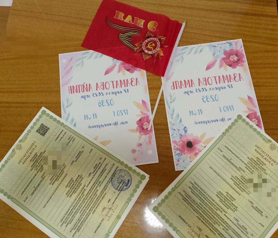 В Нижнегорском районном отделе ЗАГС провели обряд имянаречения и вручения свидетельств о рождении двойни, торжество посвятили Дню Великой Победы