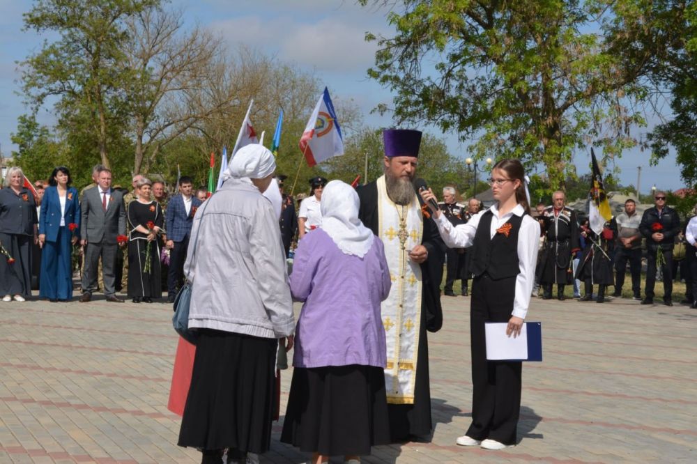 Денис Олейник: Празднование 80-летия Победы в Великой Отечественной войне в поселке Раздольное продолжилось около Обелиска Славы Денис Олейник: Празднование 80-летия Победы в Великой Отечественной войне в поселке Раздольное продолжилось около Обелиска Славы