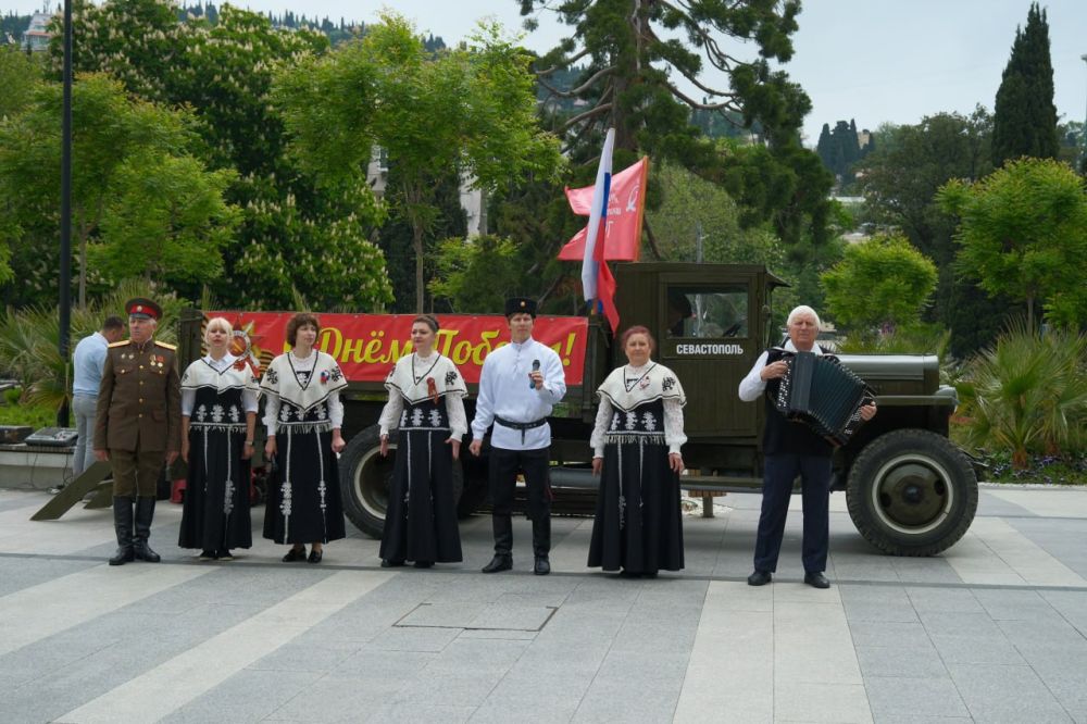 Над площадью Советской подняли копию Знамени Победы! Над площадью Советской подняли копию Знамени Победы!