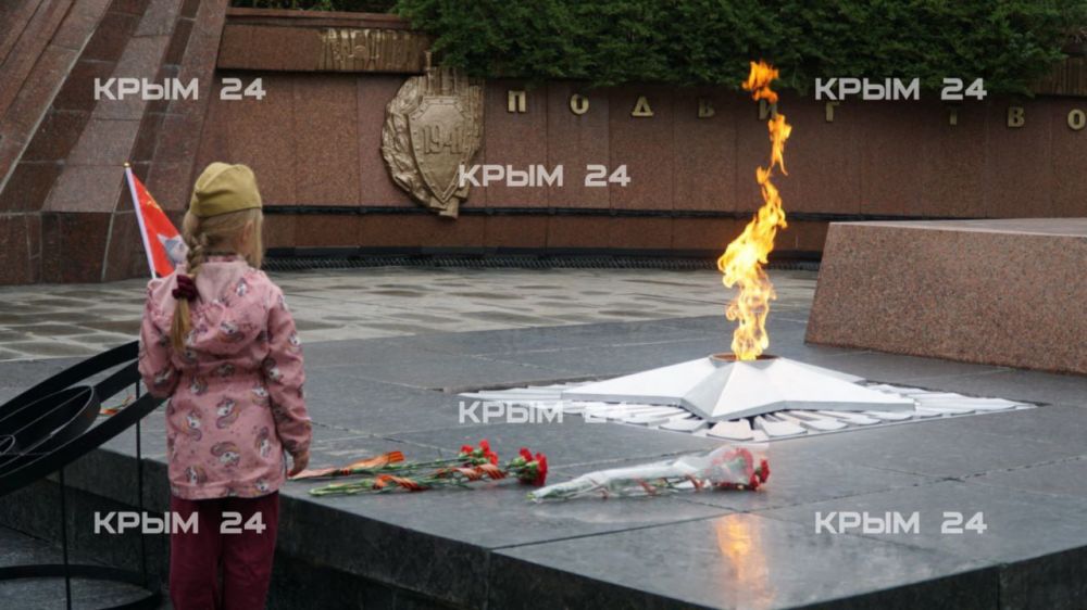 В Симферополе люди с портретами своих ветеранов приходят к Вечному огню В Симферополе люди с портретами своих ветеранов приходят к Вечному огню