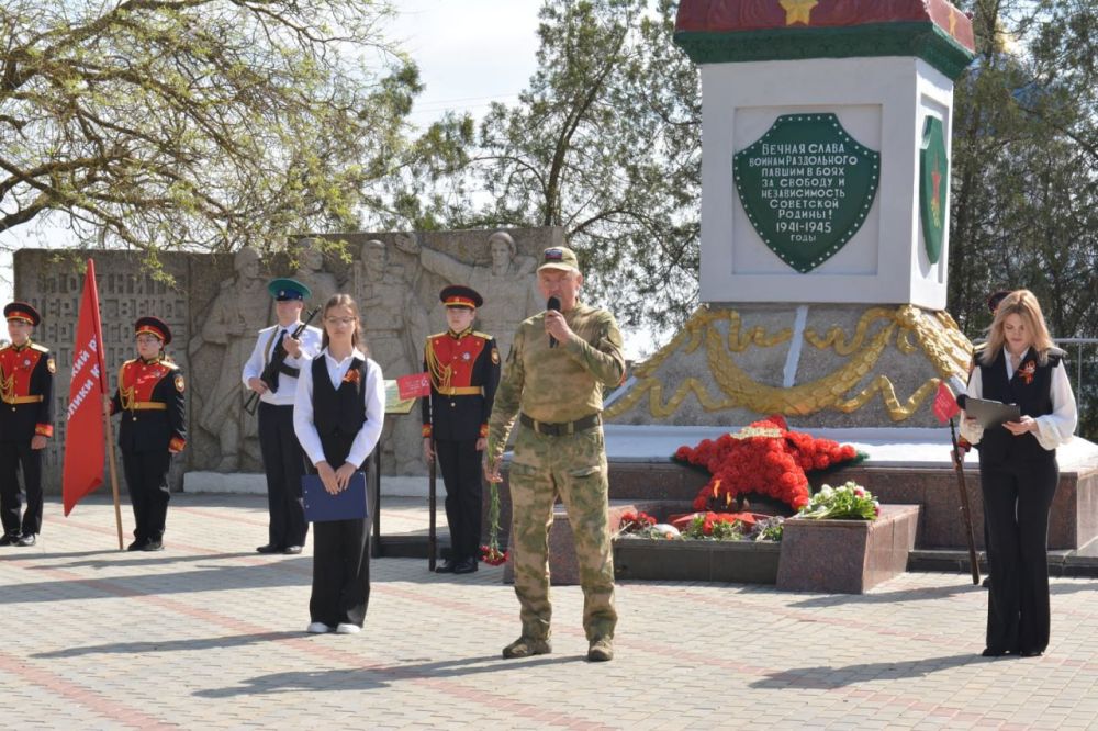 Денис Олейник: Празднование 80-летия Победы в Великой Отечественной войне в поселке Раздольное продолжилось около Обелиска Славы Денис Олейник: Празднование 80-летия Победы в Великой Отечественной войне в поселке Раздольное продолжилось около Обелиска Славы