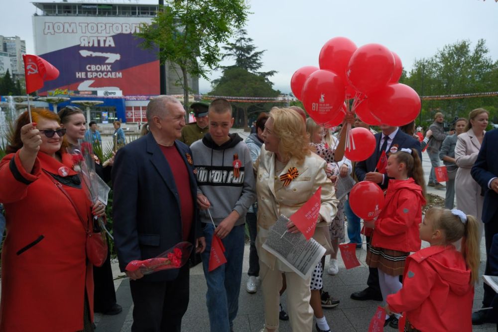 Над площадью Советской подняли копию Знамени Победы! Над площадью Советской подняли копию Знамени Победы!