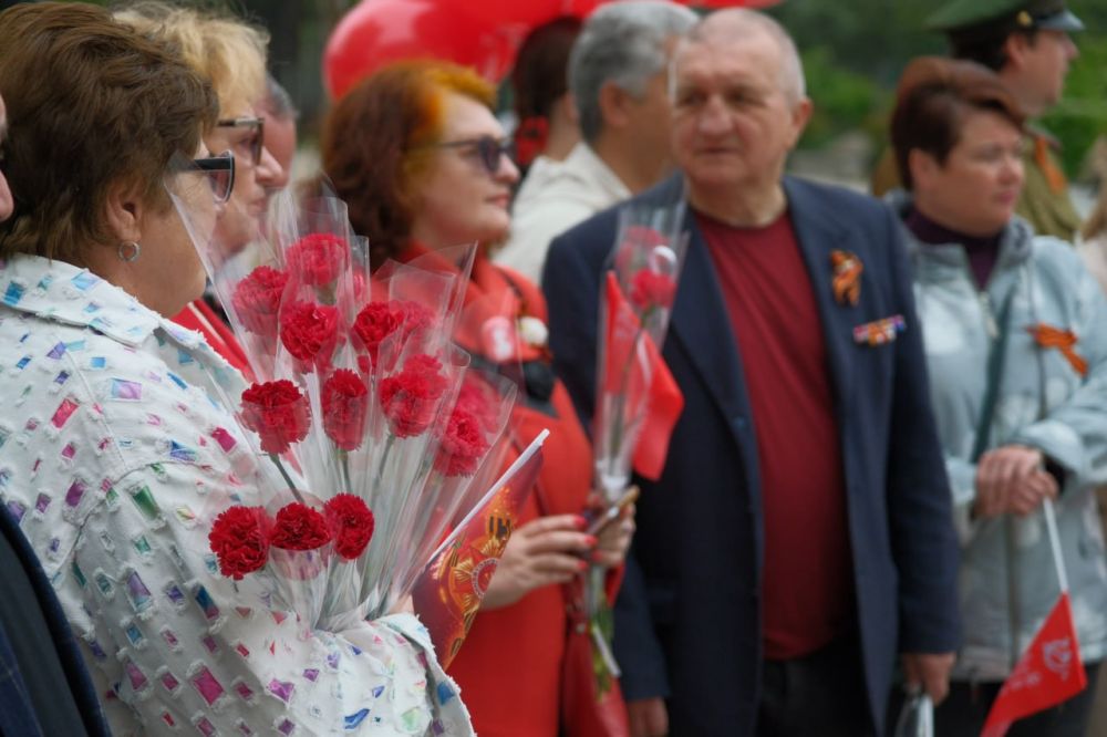 Над площадью Советской подняли копию Знамени Победы! Над площадью Советской подняли копию Знамени Победы!