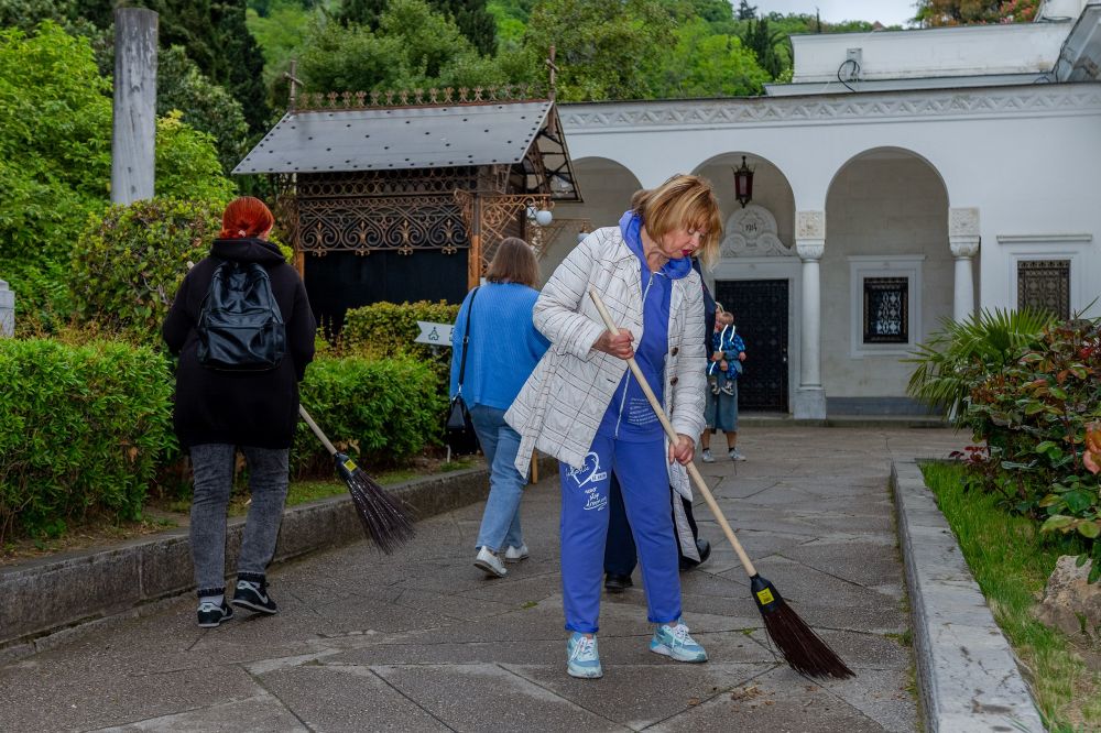 10 мая 2025 года в Ливадийском парке состоялся второй майский субботник, в котором приняли участие многочисленные учреждения культуры Южного берега Крыма