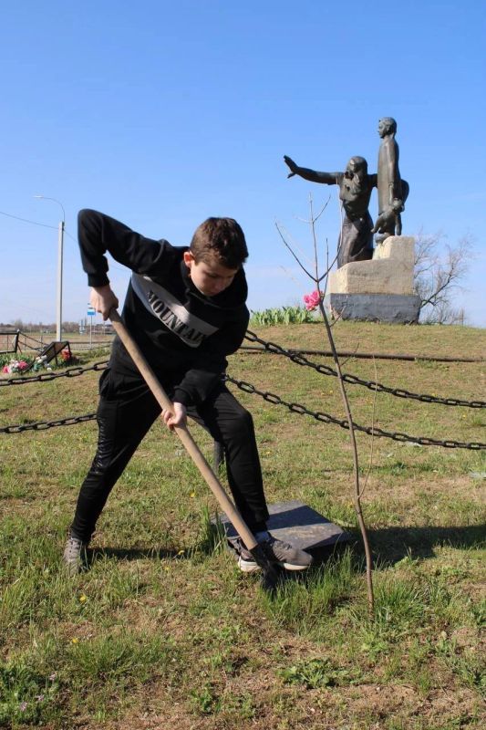 Сотрудники ГАУ РК «Раздольненское лесоохотничье хозяйство» совместно с членами школьного лесничества «ЭкоПульс» провели уборку территорий, прилегающих к братским могилам, очистили и обновили памятники, высадили деревья