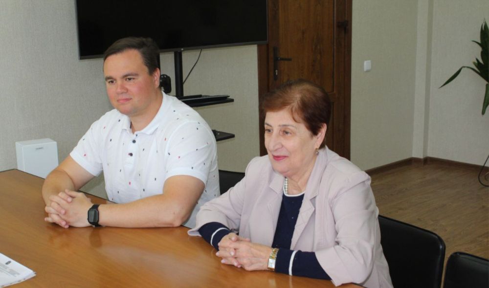 Председатель Государственного комитета по делам межнациональных отношений Республики Крым Руслан Якубов провел встречу с руководством Крымского общества «Кърымчахлар» Председатель Государственного комитета по делам межнациональных отношений Республики Крым Руслан Якубов провел встречу с руководством Крымского общества «Кърымчахлар»