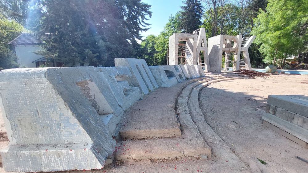 В Симферополе продолжается благоустройство Детского парка