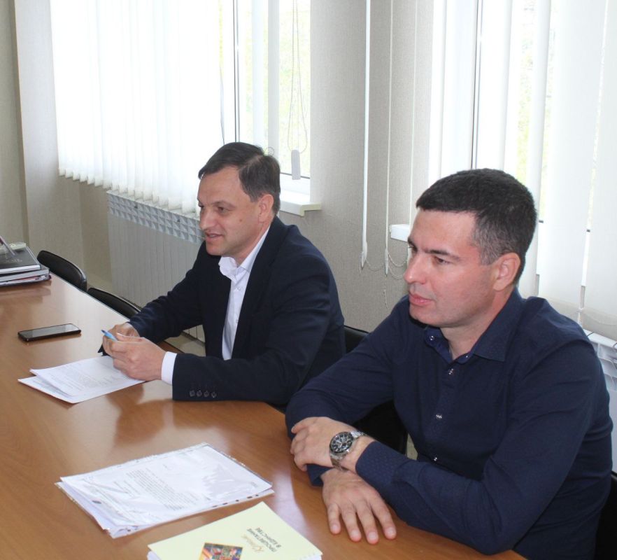Председатель Государственного комитета по делам межнациональных отношений Республики Крым Руслан Якубов провел встречу с руководством Крымского общества «Кърымчахлар» Председатель Государственного комитета по делам межнациональных отношений Республики Крым Руслан Якубов провел встречу с руководством Крымского общества «Кърымчахлар»