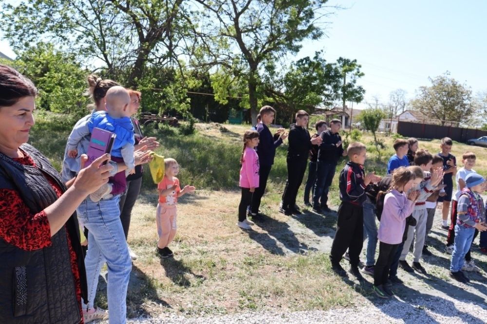 Глава администрации Сакского района Владислав Хаджиев с главой администрации Крымского сельского поселения Анной Климчук поздравили с радостным событием- открытием детских площадок детей и родителей в сёлах Валентиново и... Глава администрации Сакского района Владислав Хаджиев с главой администрации Крымского сельского поселения Анной Климчук поздравили с радостным событием- открытием детских площадок детей и родителей в сёлах Валентиново и...