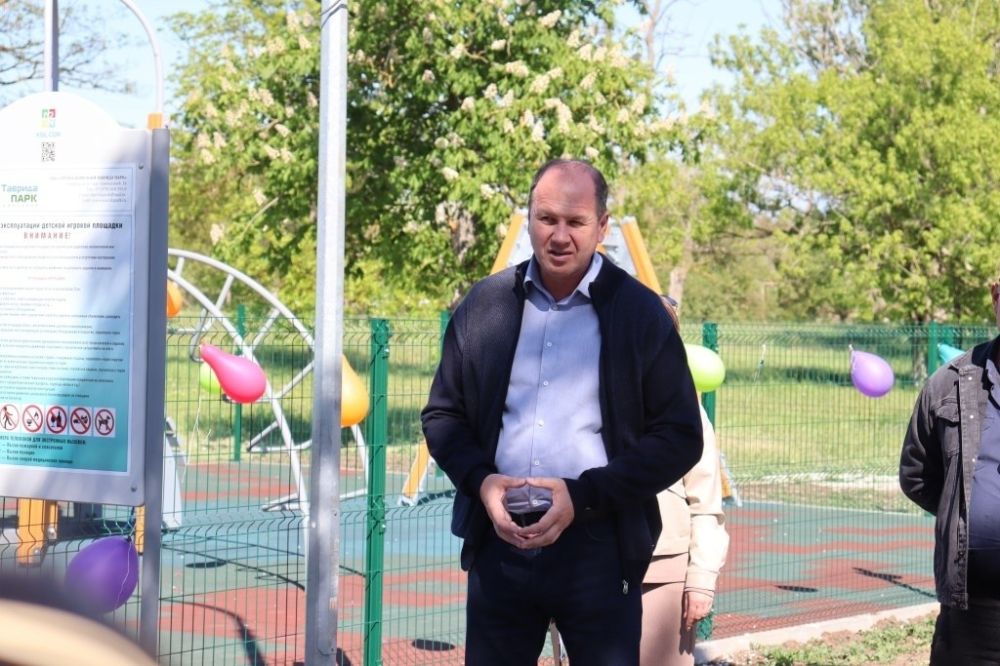 Глава администрации Сакского района Владислав Хаджиев с главой администрации Крымского сельского поселения Анной Климчук поздравили с радостным событием- открытием детских площадок детей и родителей в сёлах Валентиново и... Глава администрации Сакского района Владислав Хаджиев с главой администрации Крымского сельского поселения Анной Климчук поздравили с радостным событием- открытием детских площадок детей и родителей в сёлах Валентиново и...