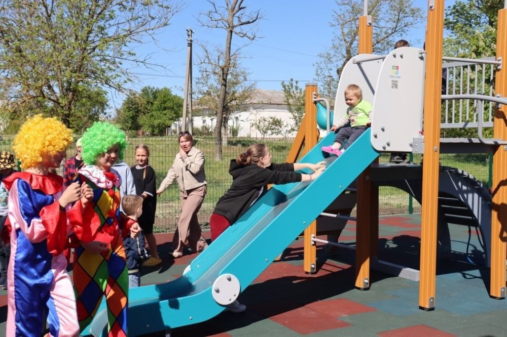 Глава администрации Сакского района Владислав Хаджиев с главой администрации Крымского сельского поселения Анной Климчук поздравили с радостным событием- открытием детских площадок детей и родителей в сёлах Валентиново и... Глава администрации Сакского района Владислав Хаджиев с главой администрации Крымского сельского поселения Анной Климчук поздравили с радостным событием- открытием детских площадок детей и родителей в сёлах Валентиново и...