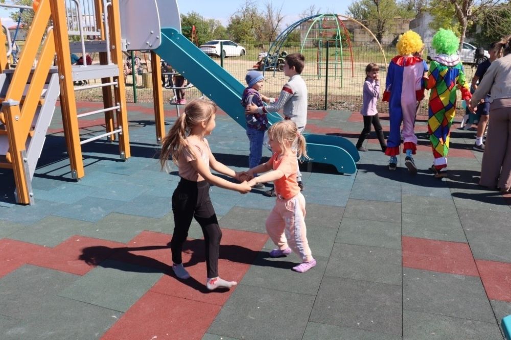 Глава администрации Сакского района Владислав Хаджиев с главой администрации Крымского сельского поселения Анной Климчук поздравили с радостным событием- открытием детских площадок детей и родителей в сёлах Валентиново и... Глава администрации Сакского района Владислав Хаджиев с главой администрации Крымского сельского поселения Анной Климчук поздравили с радостным событием- открытием детских площадок детей и родителей в сёлах Валентиново и...