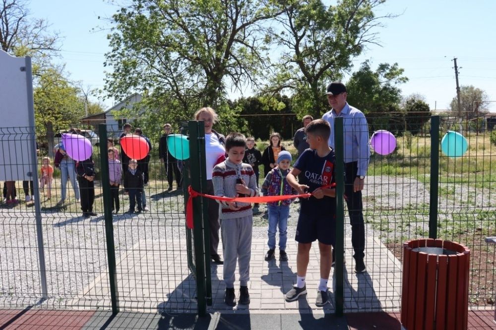 Глава администрации Сакского района Владислав Хаджиев с главой администрации Крымского сельского поселения Анной Климчук поздравили с радостным событием- открытием детских площадок детей и родителей в сёлах Валентиново и... Глава администрации Сакского района Владислав Хаджиев с главой администрации Крымского сельского поселения Анной Климчук поздравили с радостным событием- открытием детских площадок детей и родителей в сёлах Валентиново и...