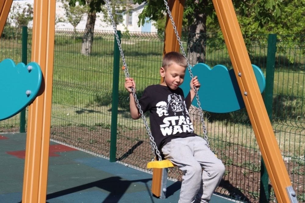 Глава администрации Сакского района Владислав Хаджиев с главой администрации Крымского сельского поселения Анной Климчук поздравили с радостным событием- открытием детских площадок детей и родителей в сёлах Валентиново и... Глава администрации Сакского района Владислав Хаджиев с главой администрации Крымского сельского поселения Анной Климчук поздравили с радостным событием- открытием детских площадок детей и родителей в сёлах Валентиново и...