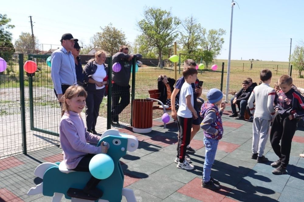 Глава администрации Сакского района Владислав Хаджиев с главой администрации Крымского сельского поселения Анной Климчук поздравили с радостным событием- открытием детских площадок детей и родителей в сёлах Валентиново и... Глава администрации Сакского района Владислав Хаджиев с главой администрации Крымского сельского поселения Анной Климчук поздравили с радостным событием- открытием детских площадок детей и родителей в сёлах Валентиново и...