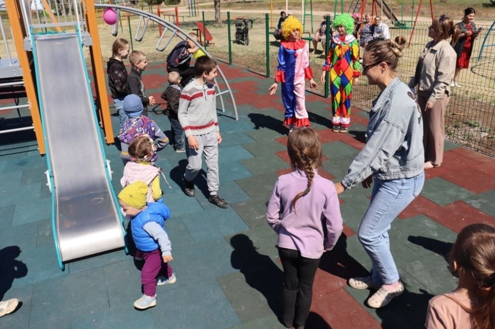 Глава администрации Сакского района Владислав Хаджиев с главой администрации Крымского сельского поселения Анной Климчук поздравили с радостным событием- открытием детских площадок детей и родителей в сёлах Валентиново и... Глава администрации Сакского района Владислав Хаджиев с главой администрации Крымского сельского поселения Анной Климчук поздравили с радостным событием- открытием детских площадок детей и родителей в сёлах Валентиново и...