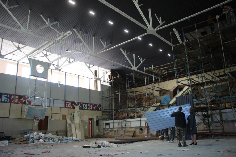 #городские_новости. В Керчи продолжаются работы по капитальному ремонту Дворца спорта «Судостроитель» #городские_новости. В Керчи продолжаются работы по капитальному ремонту Дворца спорта «Судостроитель»